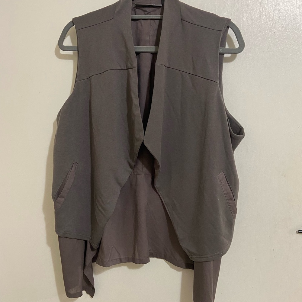 Sleeveless Gray Vest size large Lisa Rinna